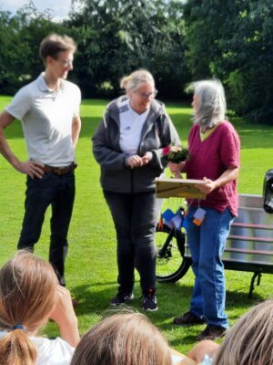 Verabschiedung von der Klassenlehrerin  (Bild vergr&ouml;&szlig;ern)
