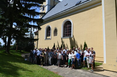 Vorschaubild: 13-Reisegruppe-vor-Kutscherauer-Kircher
