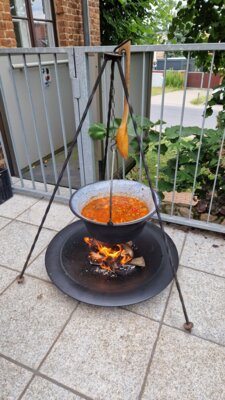 Eine leckere Suppe k&ouml;chelt &uuml;ber dem Feuer.  (Bild vergr&ouml;&szlig;ern)