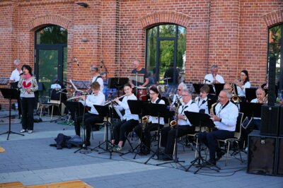 Wandelkonzert - vor der Kulturm&uuml;hle empfing die Lulu Big Band die G&auml;ste SW (2) 