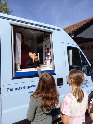 Foto des Albums: Eiswagen auf dem Schulhof