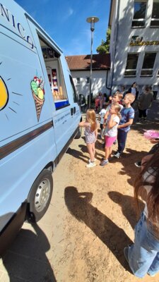 Foto des Albums: Eiswagen auf dem Schulhof