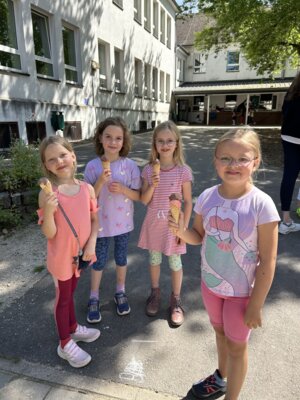 Foto des Albums: Eiswagen auf dem Schulhof