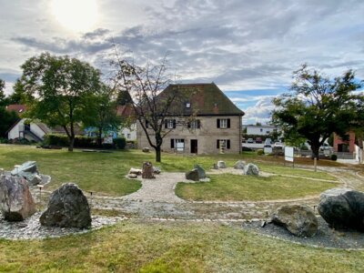 Der Museumsgarten des Goldbergbaumuseums in Goldkronach mit angelegtem Gesteinspfad  (Bild vergr&ouml;&szlig;ern)