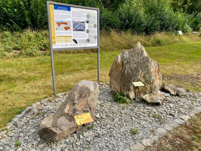 Neue Gesteine im Museumsgarten des Goldbergbaumuseums Goldkronach  (Bild vergr&ouml;&szlig;ern)