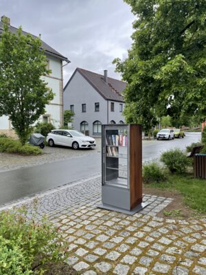 B&uuml;cherschrank Neuenmarkt  (Bild vergr&ouml;&szlig;ern)