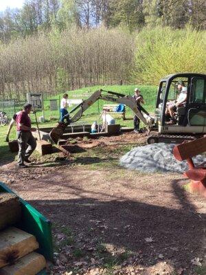 Vorarbeiten zu den neuen Sitzm&ouml;beln an der Kneippanlage in Ebersbach  (Bild vergr&ouml;&szlig;ern)