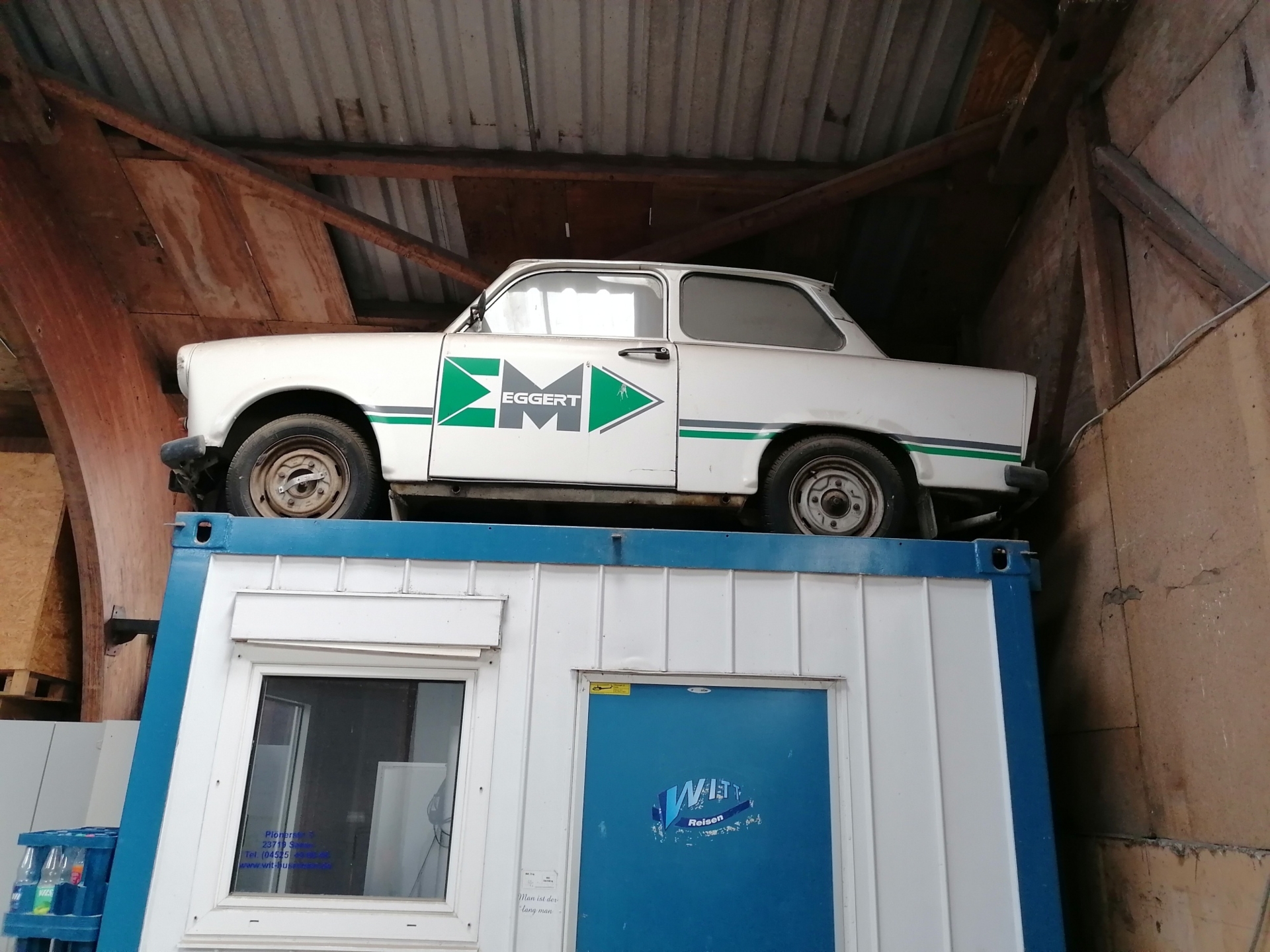 Bild: Was mach der Trabi auf dem Dach des Werkstattcontainers?