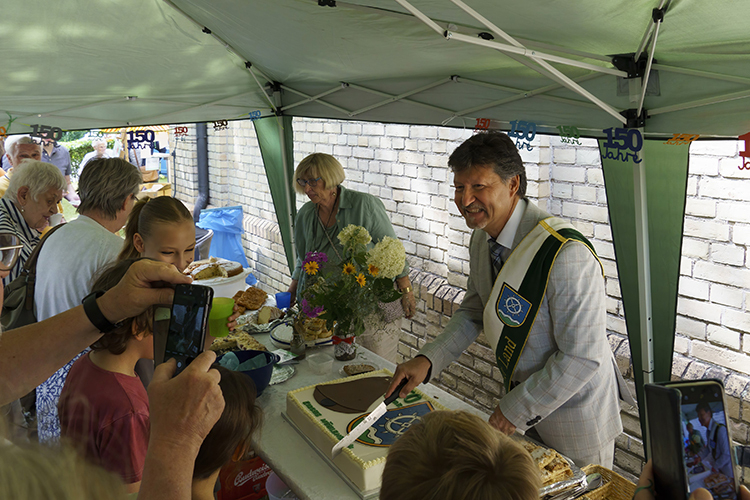 Bild: Kirchenfest 2024 Anschnitt des Kuchens
