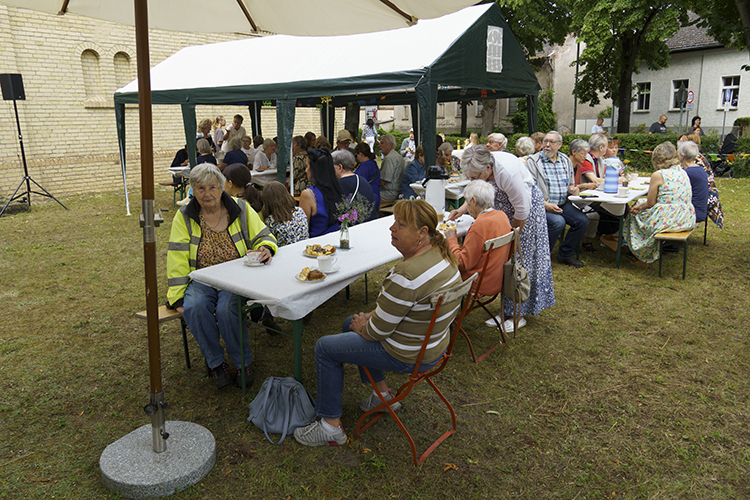 Bild: Kirchenfest 2024 interessierte Besucher