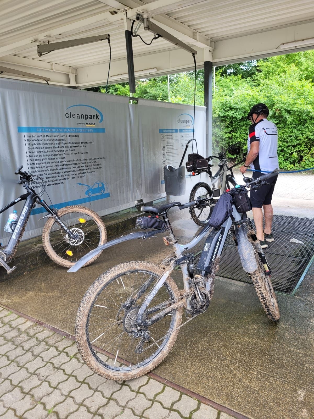 Bild: 2024-07-14-Solling-10 Schlange stehen in der Waschbox-kl