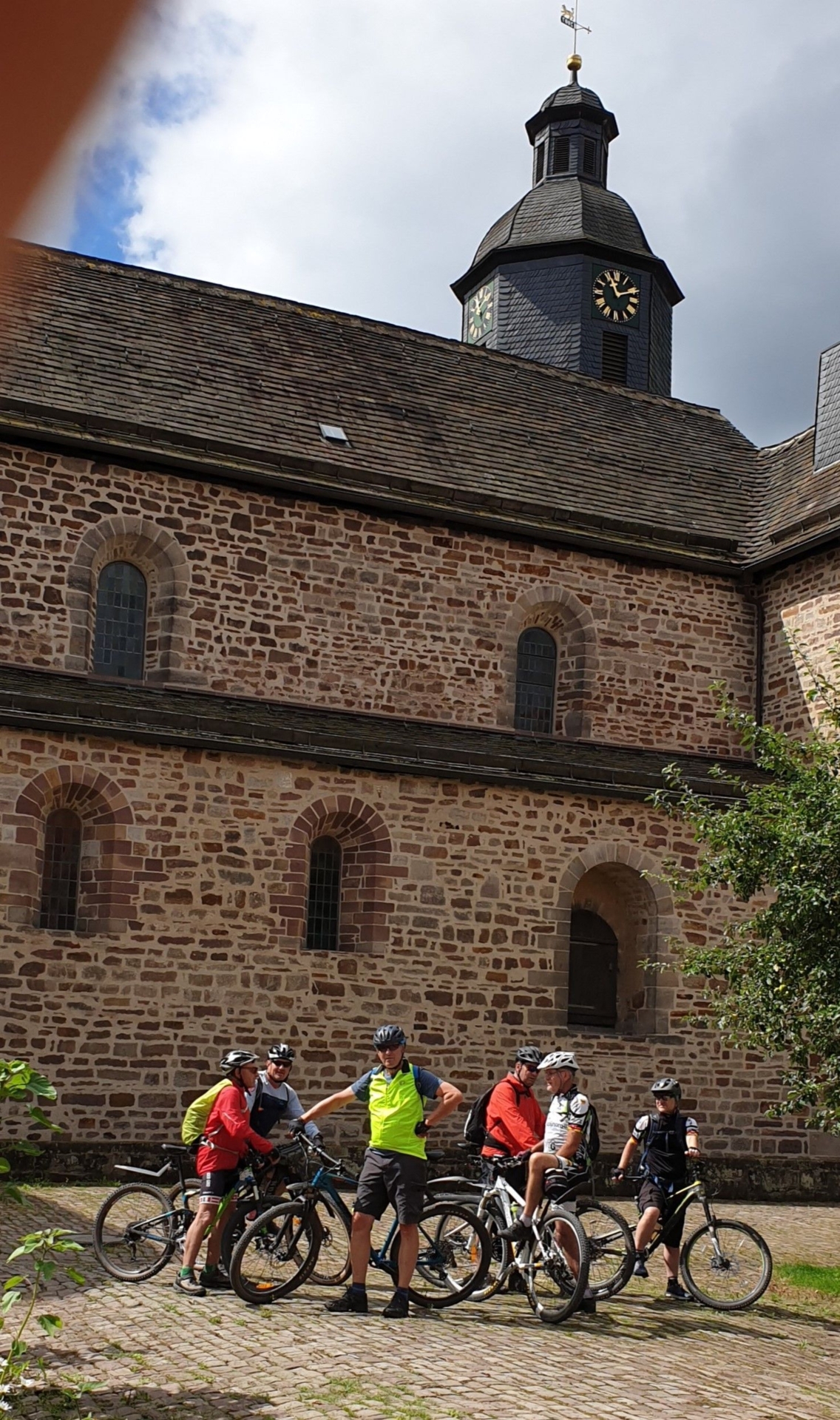 Bild: 2024-07-14-Solling-16 Romanische Kirche und Förster Mountainbiker-kl