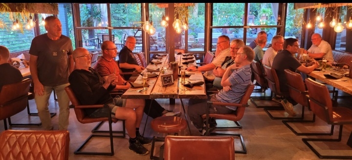 Bild: 28 Beim redlich verdienten Abendessen