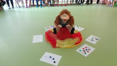Bei einer Kinderkonferenz haben wir &uuml;ber den Namen unserer gro&szlig;en Handpuppe abgestimmt.  (Bild vergr&ouml;&szlig;ern)