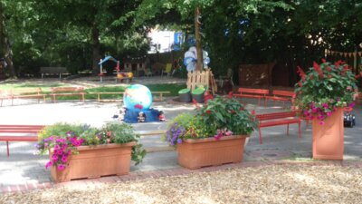 Wir haben den Garten f&uuml;r das Gartenfest vorbereitet.  (Bild vergr&ouml;&szlig;ern)