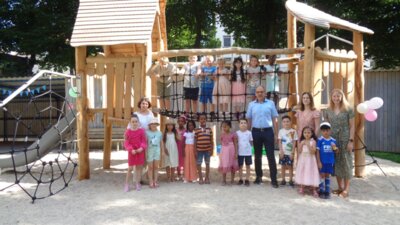 Zum Gartenfest durften wir auch die Tr&auml;gervertreter begr&uuml;&szlig;en, die sich gerne mit den Vorschulkindern fotografieren lie&szlig;en..  (Bild vergr&ouml;&szlig;ern)