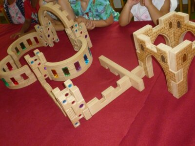 Die Kinder machten mit Begeisteeerung beim Bauen mit.  (Bild vergr&ouml;&szlig;ern)