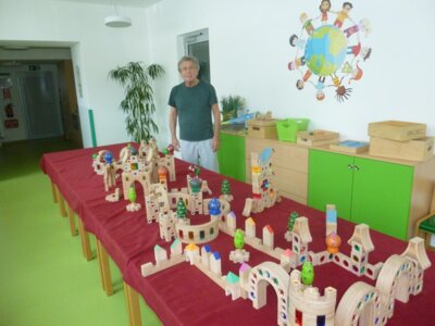 Mit unseren besonderen Bausteinen vom Regenbogenland durften die Kinder eine wunderbare Bauwerke aufbauen.  (Bild vergr&ouml;&szlig;ern)