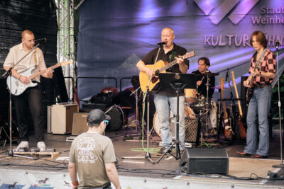 Michael B&ouml;hler mit der Weinheimer Blues- und Rock-Band &bdquo;The Paraberries&ldquo; - Bild: Markus Herrmann 
