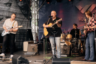 Michael B&ouml;hler mit der Weinheimer Blues- und Rock-Band &bdquo;The Paraberries&ldquo; - Bild: Markus Herrmann 