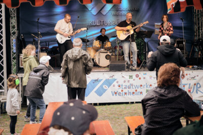 Michael B&ouml;hler mit der Weinheimer Blues- und Rock-Band &bdquo;The Paraberries&ldquo; - Bild: Markus Herrmann 