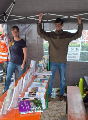 Heike Klemm und Helmut Landerer sch&uuml;tzen den Wir DABEI!-Stand vor dem Sturm 