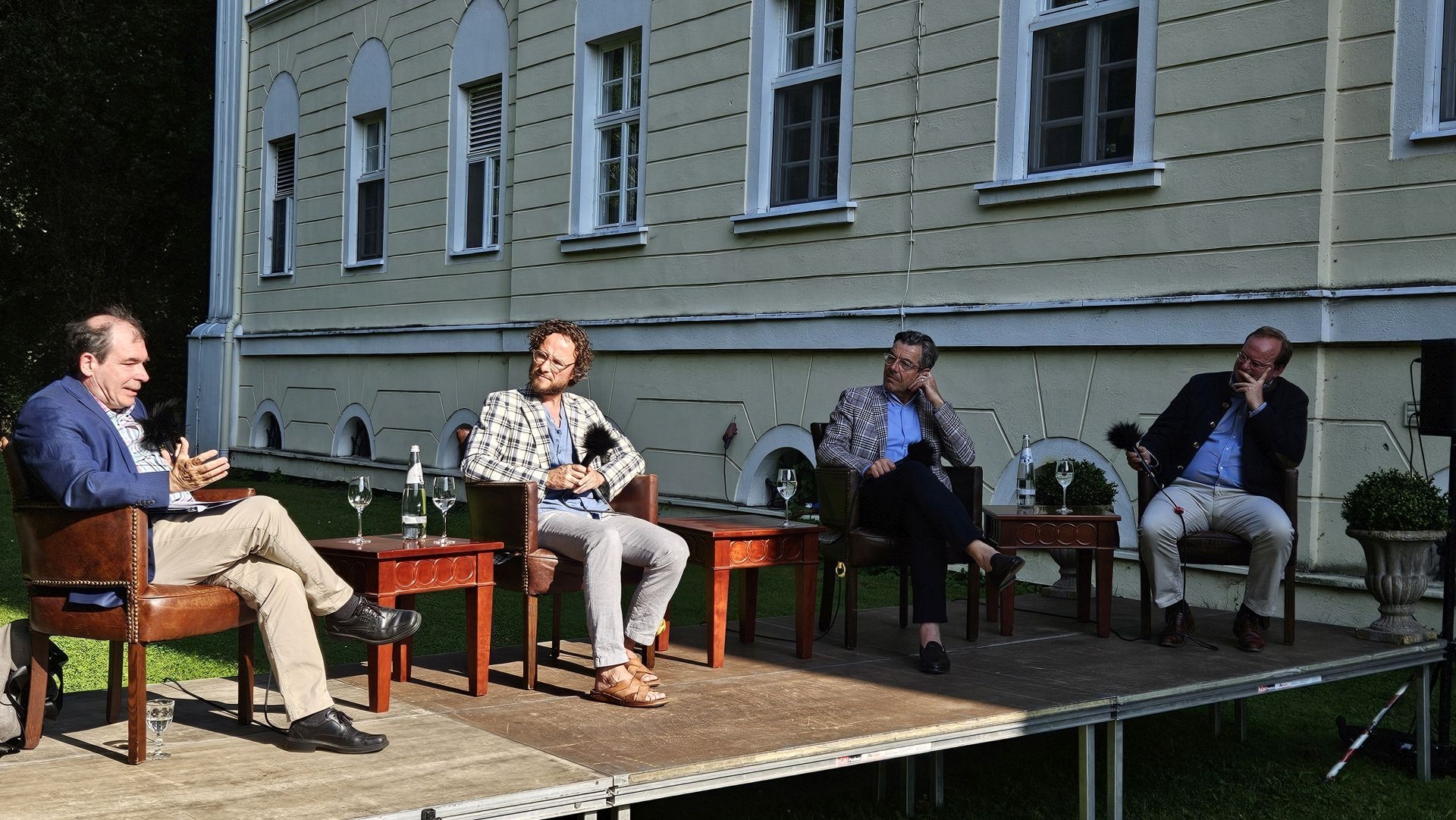 Bild: Gesprächsrunde in Lübbenau (v.l.): Moderator Harald Asel, Martin Helmchen, Hartmut Dorgerloh, Rochus Graf zu Lynar