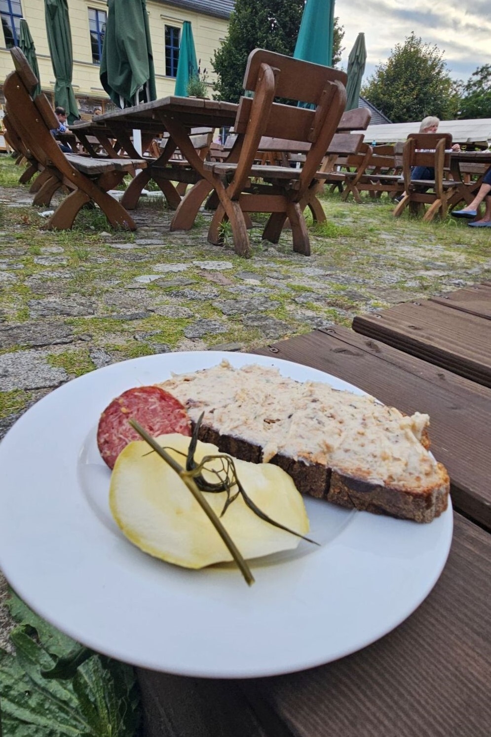 Bild: Auch in Glashütte unvermeidlich: Schmalzstulle mit eingelegtem Kürbis.