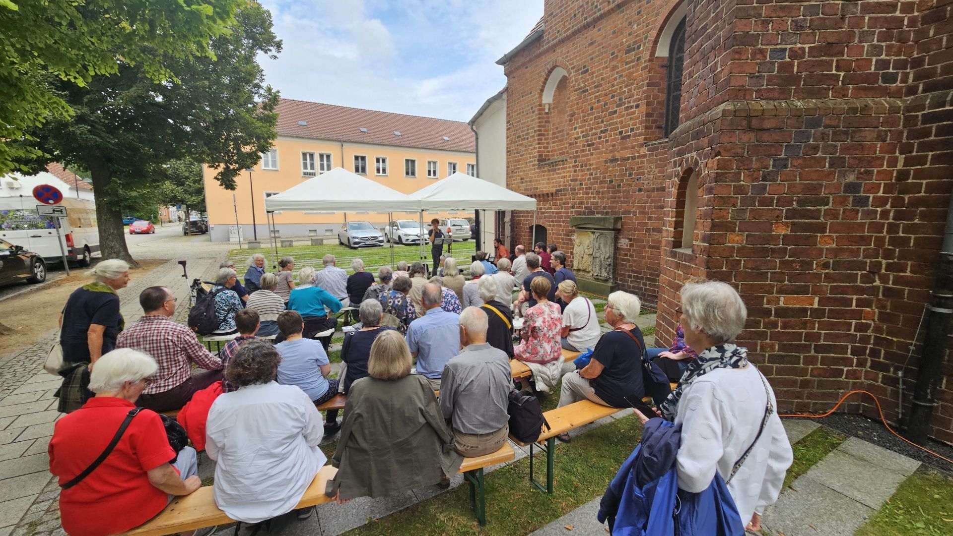 Bild: Gemeinsames Liedersingen vor der Paul-Gerhardt-Kirche Lübben