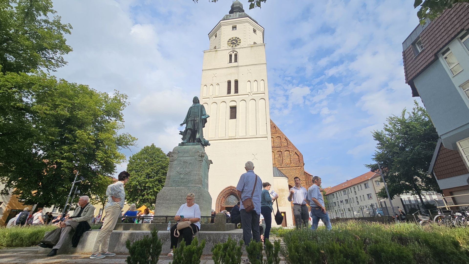Bild: Die Paul-Gerhardt-Kirche mit Paul-Gerhardt-Denkmal Lübben.