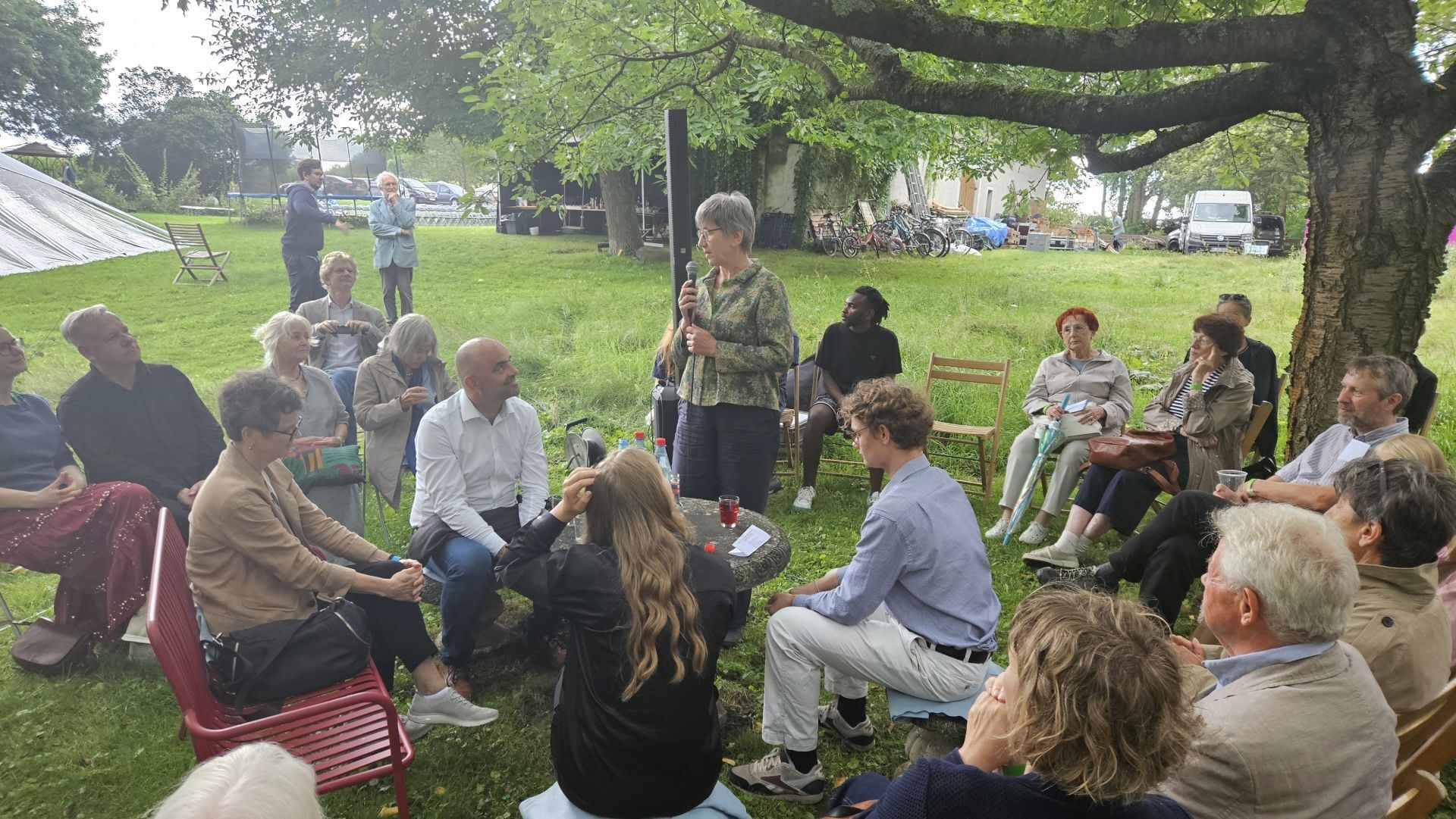 Bild: Gesprächsrunde in Bornsdorf, hier Ministerin Kathrin Schneider (r.) neben Lübbens Bürgermeister Jens Richter und der Linken-Landtagsabgeordneten Anke Schwarzenberg.