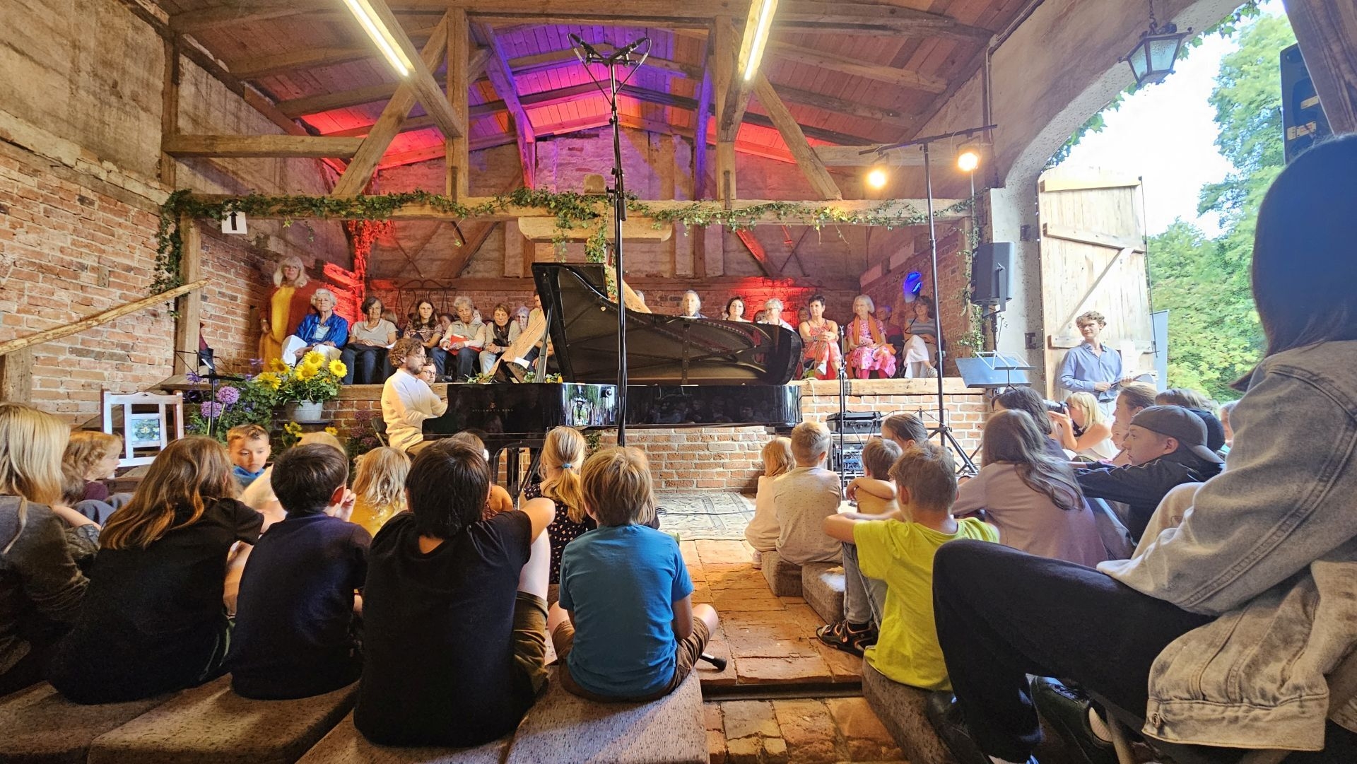 Bild: Kinderkonzert in Bornsdorf, hier Martin Helmchen am Klavier