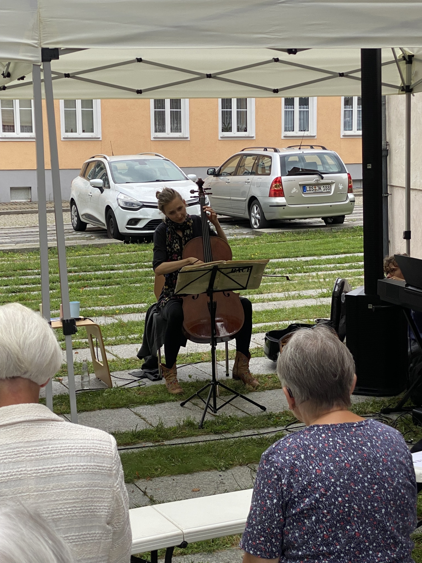 Bild: Gesprächsrunde in Lübben, hier mit Hörbeispiel von Marie-Elisabeth Hecker am Cello. Foto: W.Korr