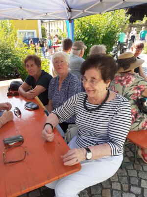Fotoalbum Eisessen Seniorenbeirat am Mehrgenerationenplatz