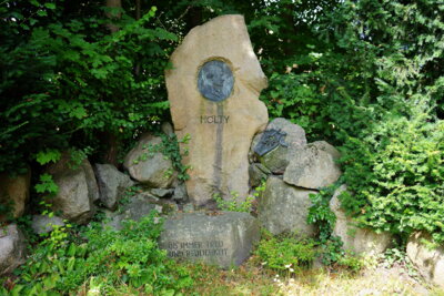 H&ouml;lty-Gedenkstein - Mariensee  (Bild vergr&ouml;&szlig;ern)