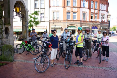 RAD-WANDERGRUPPE am Rathaus Wunstorf  (Bild vergr&ouml;&szlig;ern)