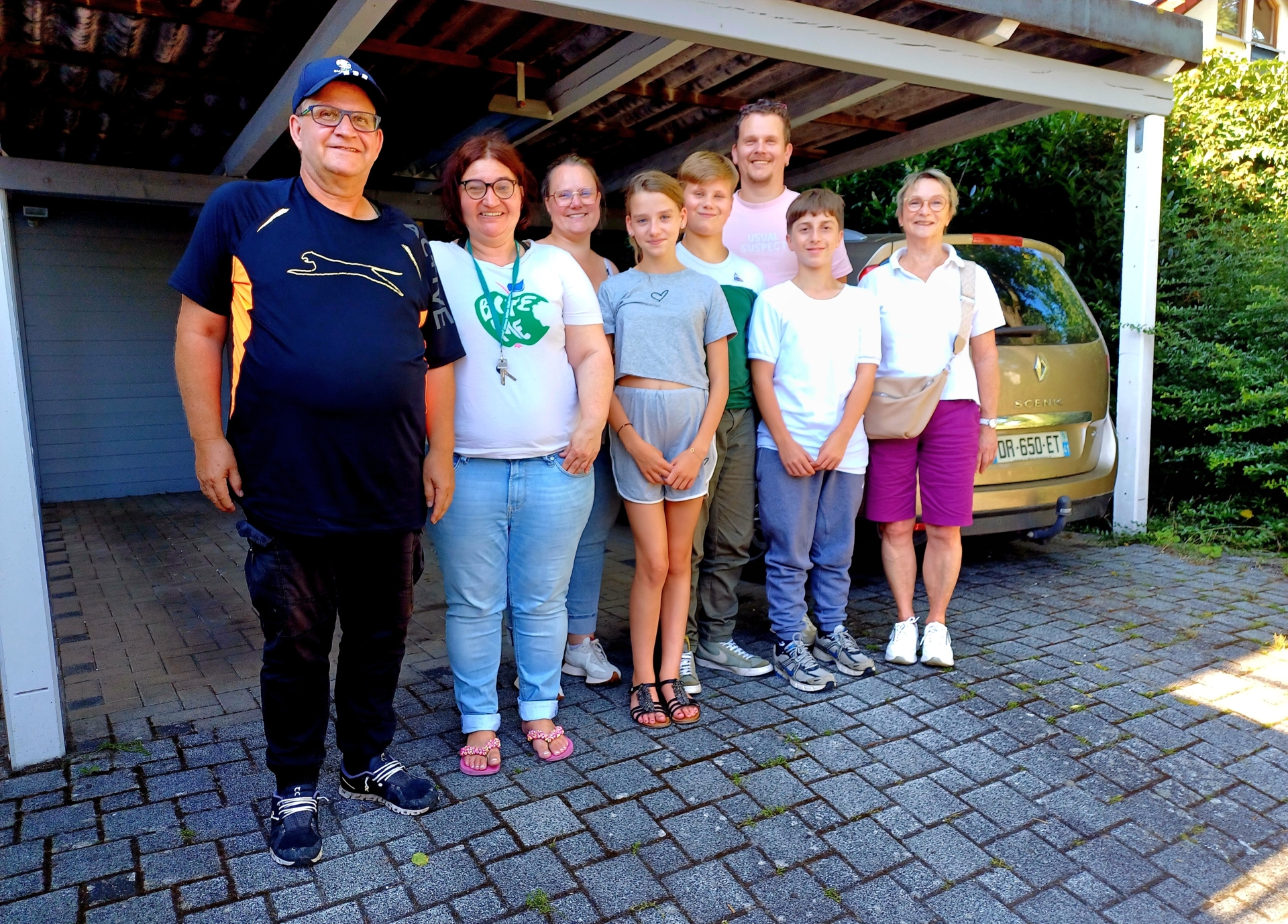 Bild: Ankunft der 3 Kinder mit einem Elternpaar bei der Gastfamilie