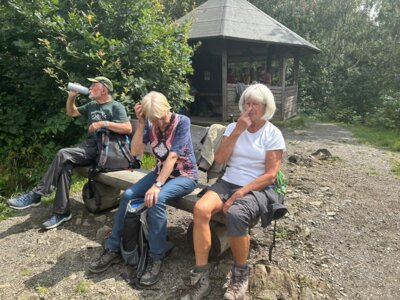 Mittagsrast aus dem Rucksack  (Bild vergr&ouml;&szlig;ern)