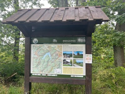 Hinweis auf den UNESCO-Geopark  (Bild vergr&ouml;&szlig;ern)