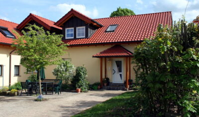 Eingang und Sitzplatz Ferienwohnung Sonnenblume  (Bild vergr&ouml;&szlig;ern)