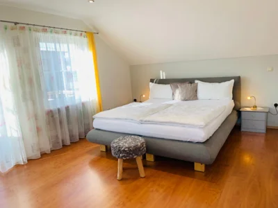 Ger&auml;umiges Schlafzimmer  (Bild vergr&ouml;&szlig;ern)