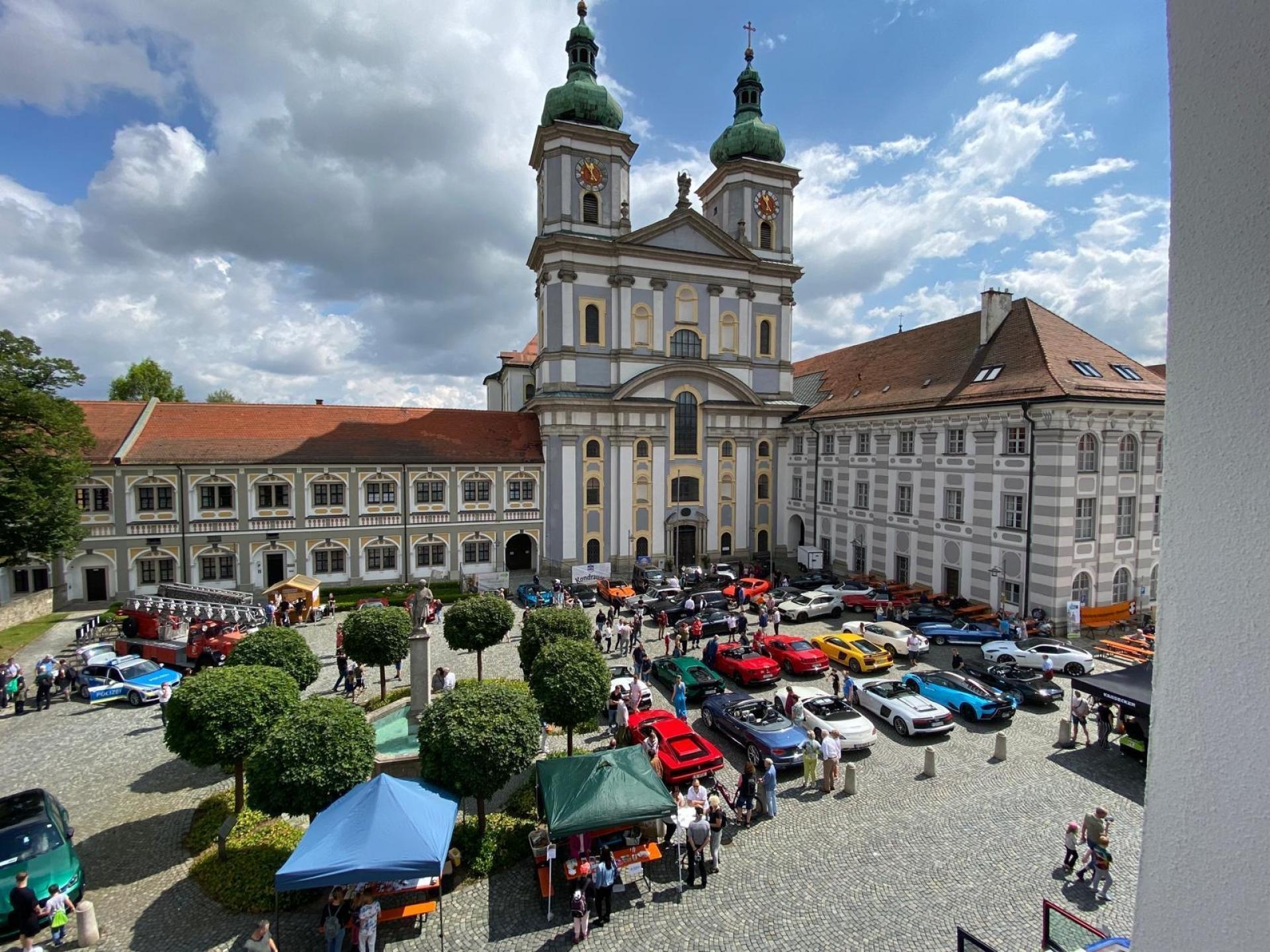 Bild: Blick über den Basilikaplatz