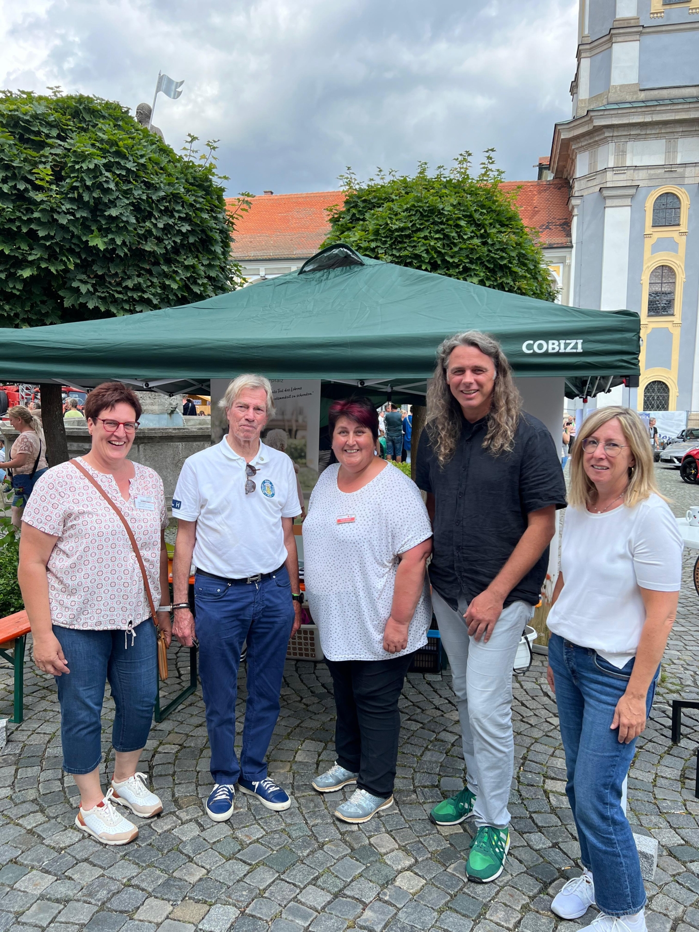 Bild: Gruppenfoto mit von links, Doris Wagner-Zeeh (HPVN), Matthias Rössle (SAPV Waldnaab), Monika Grötsch (Leben Plus Waldsassen), Prinz Leopold von Bayern, Sonja Schnurrer (ambulanter Hospizdienst Caritas Tirschenreuth)