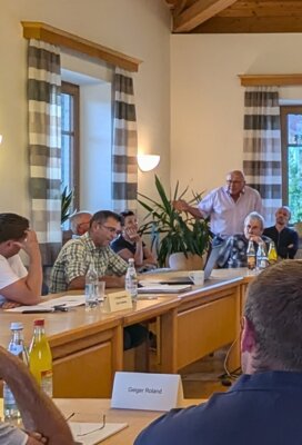 Dr. Dieter Baumgartner &auml;u&szlig;erte Zweifel, ob Auflagen beim laufenden Betrieb letztlich auch eingehalten w&uuml;rden und erntete Applaus aus den Reihen der Zuh&ouml;rer.  (Bild vergr&ouml;&szlig;ern)