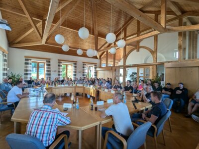 Rund 30 B&uuml;rger waren zur Gemeinderatssitzung gekommen, als Bedenken von Anwohnern zur Reaktivierung des Steinbruches in Igleinsberg auf der Tagesordnung standen.  (Bild vergr&ouml;&szlig;ern)