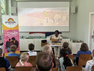 Foto des Albums: Pressebericht: Lesung mit der Autorin und Verlagsgründerin Dayan Kodua zum Thema Toleranz und Respekt