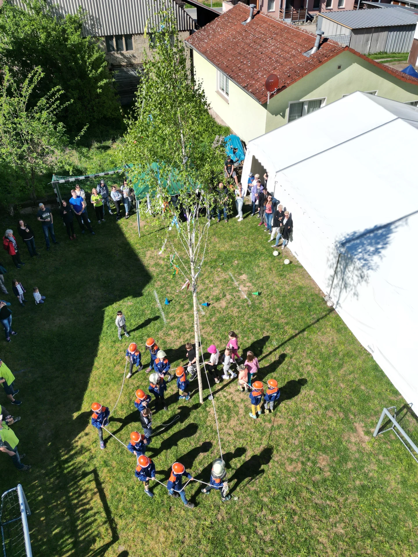 Bild: Maibaumsetzen