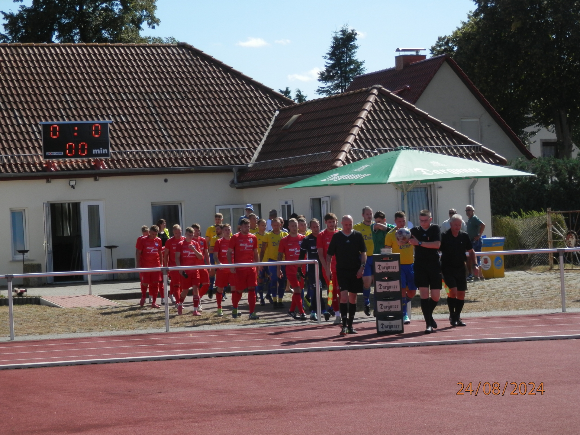 Bild: Bei hochsommerlichen Temperaturen Auflaufen zum Punktspielauftakt in Dargun.