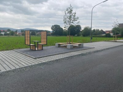 Neue Sitzgelegenheiten und Begr&uuml;nung  (Bild vergr&ouml;&szlig;ern)