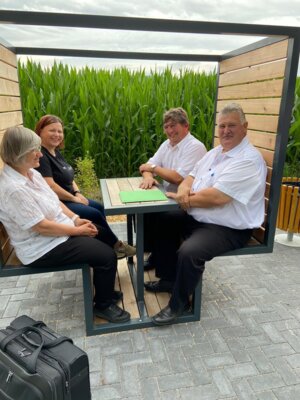 Die ersten Besucher nahmen auch direkt Platz  (Bild vergr&ouml;&szlig;ern)